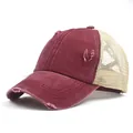 Detail der Vintage-Pferdeschwanz-Kappe in Weinrot mit Mesh-Rücken und Distressed-Optik - Burgunderrot