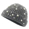 Bonnet en maille grise pour femmes orné de perles blanches élégantes et de côtes - Perle Totale Gris