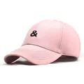 Détail de la casquette de baseball en coton rose clair avec broderie noire et visière cousue - Réglable / Rose