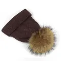 Λεπτομέρεια πλεξίματος και φουντωτό πον πον σε σκούρο καφέ χειμερινό σκούφο - M (56-58cm) / Κόκκινο καφέ