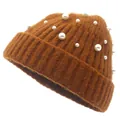 Bonnet en tricot marron caramel pour femme avec d'élégantes décorations de perles blanches - Demi-Perle Caramel