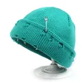Dettaglio del berretto in maglia verde acqua con anelli in metallo argentato e spilla da balia - M (56-58cm) / Ciano