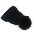 Detailansicht der schwarzen Zopfstrickmütze mit flauschigem Kunstpelz-Bommel oben - M (56-58cm) / Schwarz