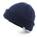 Dettaglio del berretto in maglia blu scuro con fori usurati e trama a coste su supporto - M (56-58cm) / Blu navy
