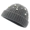 Bonnet en tricot gris pour femme avec d'élégantes perles blanches de tailles variées - Demi-Perle Gris