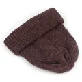 Detailaufnahme der dunkelbraunen Strickmütze mit Zopfmuster und Rippstrickbund - M (56-58cm) / Roter Kaffee