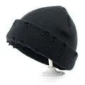 Dettaglio del berretto in maglia nera con effetto consumato e trama a coste verticali - M (56-58cm) / Nero
