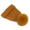 Senfgelbe Zopfstrick-Wintermütze für Damen mit einem flauschigen Kunstfell-Bommel oben - M (56-58cm) / Gelb