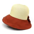 Détail d'un chapeau de soleil en paille avec bord en tissu et décoration florale élégante - M (56-58cm) / Beige et Orange
