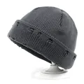 Dettaglio del berretto in maglia grigio scuro con fori usurati su supporto bianco per cappelli - M (56-58cm) / grigio scuro
