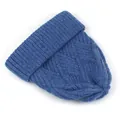 Detailansicht der dunkelblauen Strickmütze mit Zopfmuster und dickem Wollgewebe-Umschlag - M (56-58cm) / Blau