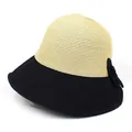 Détail du chapeau de paille d'été montrant la texture bicolore et le nœud noir élégant - M (56-58cm) / Beige & Noir