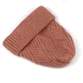 Details des Zopfmusters und Rippbündchens an einer staubrosa Winter-Strickmütze - M (56-58cm) / Rosa