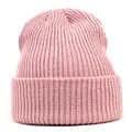 Primo piano del berretto in maglia acrilica rosa chiaro con texture a coste e risvolto - M(56-58cm) / Rosa