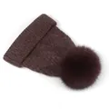 Detailaufnahme der dicken Strickstruktur und des flauschigen Pelzbommel an der braunen Mütze - M (56-58cm) / Roter Kaffee