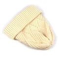 Detailaufnahme der cremefarbenen Strickmütze mit Rautenmuster und geripptem Umschlag - M (56-58cm) / Gebrochenes Weiß
