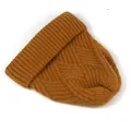 Detail der groben Zopfstrickstruktur einer senfgelben Beanie mit Rautenmuster - M (56-58cm) / Gelb