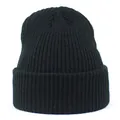 Dettaglio del berretto in maglia a costine nere con trama spessa e risvolto ampio - M(56-58cm) / Nero