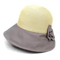 Détail d'un chapeau de paille à larges bords bicolore avec un élégant nœud décoratif - M (56-58cm) / Beige + Gris