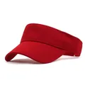 Primer plano de visera roja que muestra costuras reforzadas y textura de tela transpirable - M (56-58cm) / Rojo