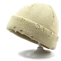Dettaglio del berretto in maglia bianco sporco con bordi strappati e texture in lana - M (56-58cm) / Beige