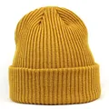 Dettaglio della trama del berretto in maglia a coste giallo senape con risvolto spesso - M(56-58cm) / Giallo
