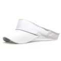 Dettaglio macro di un cappello parasole bianco regolabile con tesa curva per lo sport - Bianco