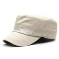 Detail der khakifarbenen Militärmütze aus Baumwolle mit weißem Sport-Logo und Nähten - M (56-58cm) / Beige