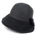 Détail d'un chapeau de soleil noir avec calotte tressée et décoration de fleur en tissu élégante - M (56-58cm) / Noir