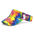 Detalle de patrones tie-dye coloridos y costuras reforzadas en la visera del sol - Multicolor Vívido Tie-dye
