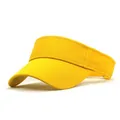 Vista detallada de la visera solar amarillo brillante con ala curva y costuras limpias - M (56-58cm) / Amarillo