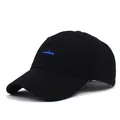 Detalle del bordado de pez azul en una gorra de béisbol de algodón negro - M(56-58cm) / Negro