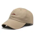 Detalle del bordado de ballena roja en una gorra de algodón caqui con costuras precisas - M(56-58cm) / Caqui