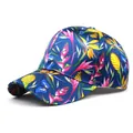 Dettaglio del cappello blu scuro con stampe floreali tropicali e farfalle colorate - M / Blu