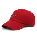 Dettaglio cappellino rosso in cotone con ricamo smile bianco e visiera curva - M (56-58cm) / Rosso
