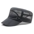 Detalle de la textura de malla de panal y el emblema metálico en la gorra militar gris - M (56-58cm) / Ajustable / Gris