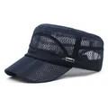 Detalle de gorra militar de malla transpirable azul marino con placa de metal lateral - M (56-58cm) / Ajustable / Azul marino