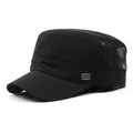 Detalle de gorra militar negra con malla transpirable y emblema metálico del número 95 - M / Negro