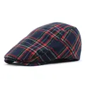 Detalle del patrón de cuadros azul oscuro en esta gorra clásica de estilo británico - Ajustable / Azul marino