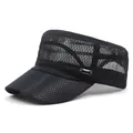 Detalle de tela de malla transpirable y hebilla de metal en gorra militar negra plana - M (56-58cm) / Ajustable / Negro