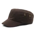 Detalle de gorra militar de algodón marrón oscuro con ojales metálicos y costuras precisas - M / Marrón