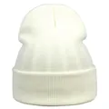 Dettaglio della trama a maglia di un berretto acrilico bianco avorio con bordo risvoltato - M (56-58cm) / Bianco