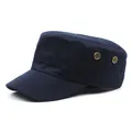 Detalle de gorra militar azul marino con ojales metálicos laterales y visera reforzada - M / Azul marino