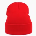 Dettaglio del berretto in maglia rossa acrilica con trama a coste e risvolto largo - M (56-58cm) / Rosso