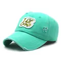 Détails des bords effilochés et broderies sur cette casquette de baseball vert menthe - M / Cyan