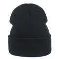 Dettaglio del berretto in maglia a coste nere con trama elastica e risvolto classico piatto - M (56-58cm) / Nero