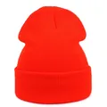 Dettaglio del berretto in maglia a coste arancione acceso con trama spessa e risvolto ampio - M (56-58cm) / Arancione