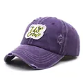 Détail d'une casquette de baseball violette délavée avec broderie I do Crew et anneau - M / Violet