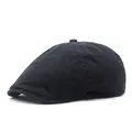 Gros plan de la casquette plate en coton noir montrant les coutures et le bouton - M (56-58cm) / Noir