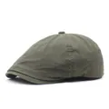 Béret classique en coton vert armée avec sangle réglable vu sous un angle latéral - M (56-58cm) / Vert